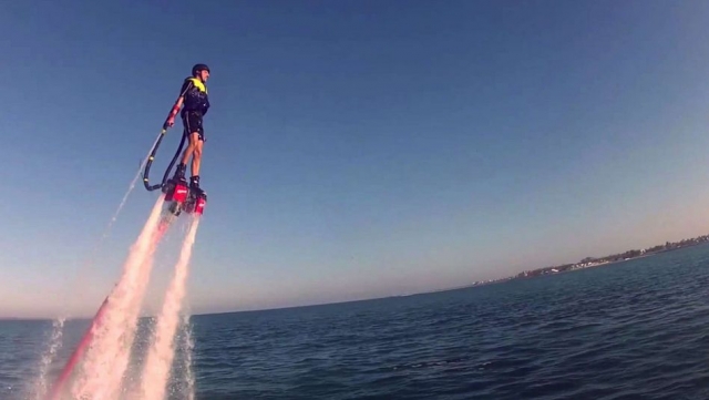 hombre volando mientras practica flyboard
